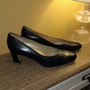 Liz Claiborne Navy Blue Pumps